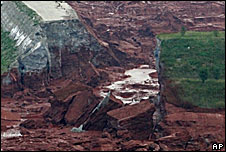 A break in the reservoir wall in Hungary and flooding caused by the toxic sludge