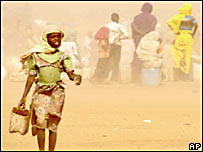 Darfur'da kum fırtınasında su taşıyan kız