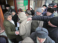 Черги в Ощадбанк.