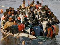 Tenerif'e giden Afrikalı kaçak göçmenler