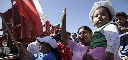 Familiares de los mineros celebran la llegada de otra perforadora