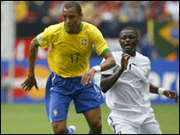 Gilberto Silva em jogada contra Gana