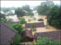 Làng mạc miền Bắc trong lũ - ảnh của VNN