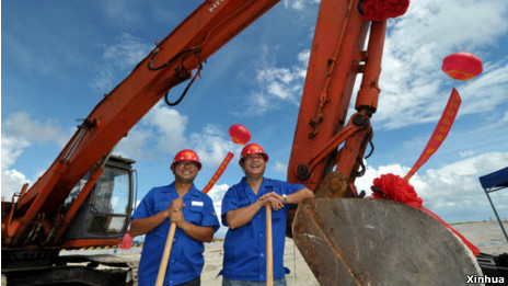 Công nhân dự án rác thải trên đảo Phú Lâm