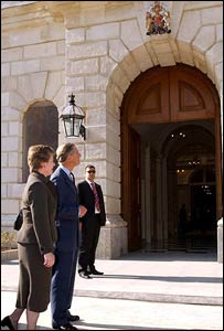 Prens Charles ve Başkonsolos Barbara Hay binayı inceliyor