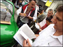 Чоловік читає книжку