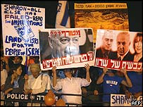Manifestantes protestam contra a retirada de judeus dos territórios ocupados