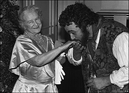 Pavarotti hôm tay Hoàng Thái Hậu