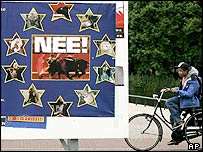 Hollanda'da halkı hayır oyu vermeye çağıran afişler