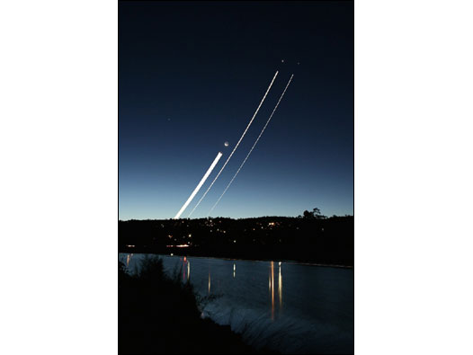 'Trilhas de Vênus, Júpiter e a Lua sobre o rio Nepean', de Vincent Miu (Foto: Royal Observatory/Divulgação)