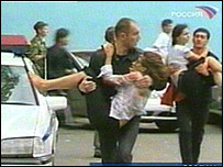 घायल बच्चों को बाहर निकालते लोग