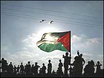 فلسطينيان خروج اسرائيل را جشن می گيرند