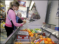 Süpermarkette alışveriş yapan kadın (arşiv)