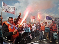 बढ़ती तेल क़ीमतों के विरोध में प्रदर्शन