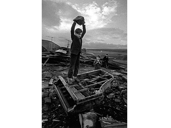 Bachgen yn dinistrio piano, Cymru, 1961.<br/>©Philip Jones Griffiths - Magnum