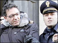 Edoardo Contini com a polícia