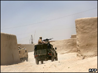 هم اکنون هزاران سرباز افغان و بريتانيايی در هلمند مشغول اجرای عمليات نظامی عليه شورشيان مسلح هستند