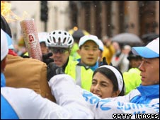 Một người biểu tình tìm cách cướp đuốc