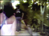 Hình video thu được cho thấy một kẻ đánh bom tự sát mặc áo phông đen