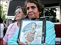 Mulher abraça retrato de Pinochet