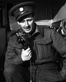 Wynford Vaughan Thomas yn darlledu o'r rhyfel i'r BBC yn 1943