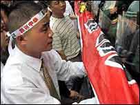 Japonya karşıtı gösteri yapan bir Çinli