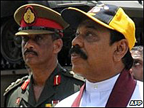 Gen Fonseka (l) with President Rajapaksa (file photo)