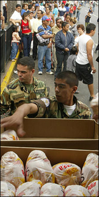 Soldados ajudam a vender frango importado do Brasil em Caracas