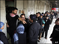 Fila em padaria em Gaza