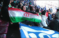 تماشاگران زن در ورزشگاه آزادی تهران (عکس: مريم آموزگار)