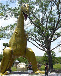 Dinossauro de pedra na entrada do parque