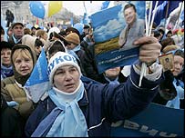 दोनों ही नेताओं के पक्ष में प्रदर्शन हुए थे