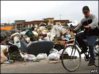 Lixo acumulado em Nápoles