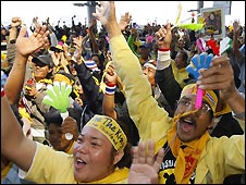 Ủng hộ viên của PAD bao vây sân bay