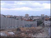 Muro para separar a Cisjordânia do território de Israel, que isola a maior parte de Belém