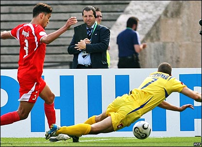 舍甫琴科在禁区内摔倒瞬间