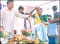 जूते बाँटते रमन सिंह