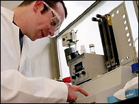 学生在实验室内