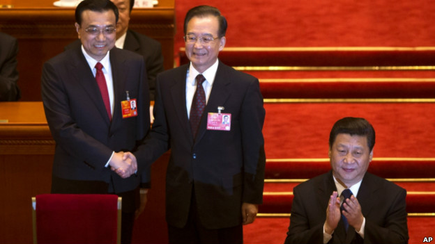 李克强(左)、温家宝(中)与习近平在人大会议上(15/03/2013)