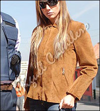 Modelo usa roupa da grife Miguel Caballero