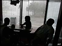 अंधेरे में लोग