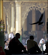 Sư cầu nguyện tại chùa Shwedagon
