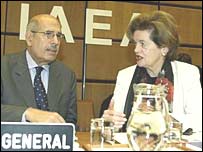 محمد البرادعی مديرکل آژانس (چپ) و رييس نشست شورای حکام