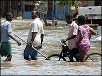 Principal rua de cidade haitiana de Gonaives está alagada
