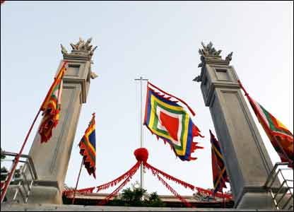 Đền Nghè nằm tại Phường Vạn Hương, Thị xã Đồ Sơn, Hải Phòng 