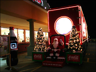 بابا نوئل کوکا هديه می آورد