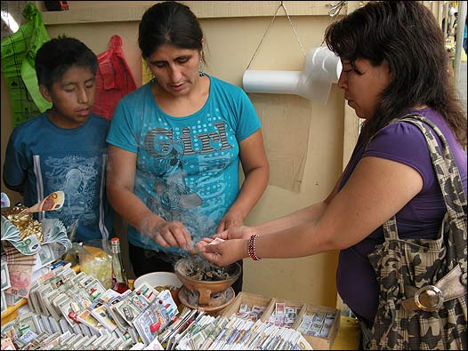 Unas señoras y un niño queman unos papeles
