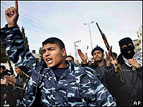 Policiais palestinos protestam na segunda-feira contra a falta de ordem em Gaza