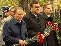 Президент Кучма покладає квіти в день річниці аварії на ЧАЕС, фото УНІАН