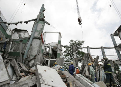 Nhân viên cứu hộ tìm kiếm người sống sót trong đống đổ nát tại Hanwang, Tứ Xuyên, 14/05